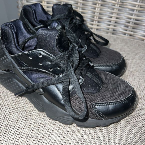 Size 4.5 Boys- Nike Huarache Run Low Triple Black Sneaker - Picture 2 of 8